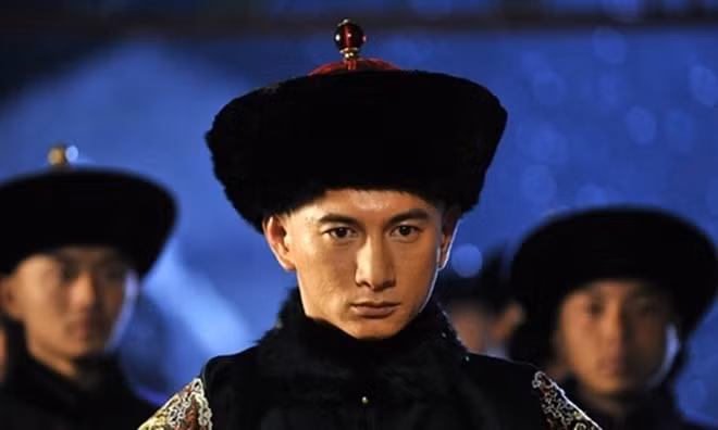 Do hoàng đế Lưu Diễn lên ngôi khi còn nhỏ nên Hiếu Nguyên Thái hậu Vương Chính Quân xử lý chuyện triều chính. Nắm trong tay quyền lực lớn, vị thái hậu này cách chức Đại Tư Mã Đổng Hiền để đưa người cháu là Vương Mãng thay thế vị trí này.