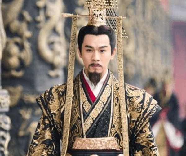 Phát giác được việc này, Vương Mãng không muốn ngồi chờ chết nên quyết định giết vua đoạt ngôi. Theo đó, Vương Mãng lợi dụng cơ hội dâng rượu trấm để hạ độc hoàng đế.