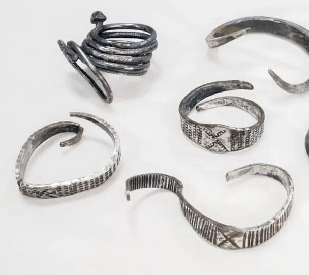 Anh Gustav đã thông báo với giới chức trách về việc tìm thấy 7 chiếc vòng bạc cổ xưa. Sau khi kiểm tra, các chuyên gia xác định kho báu giá trị này được tạo ra vào khoảng năm 800 (tức thời kỳ đầu của thời đại Viking tồn tại từ năm 793 - 1066).