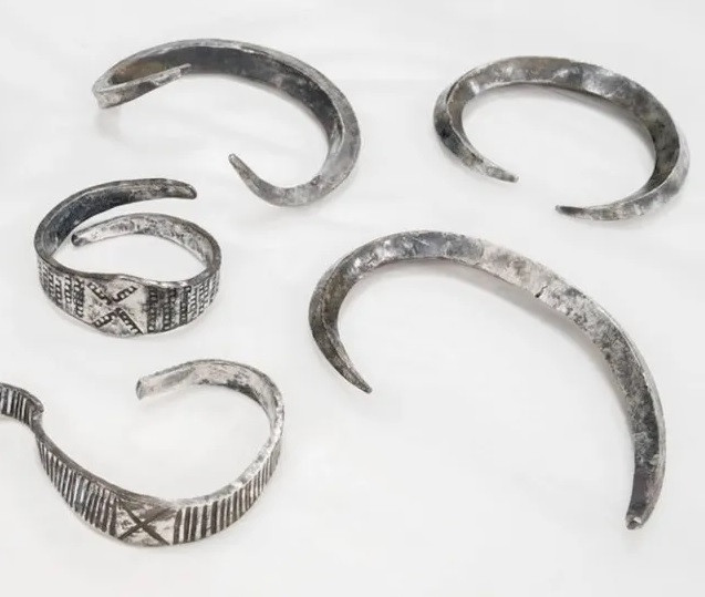 Vài ngày sau, anh Gustav quay trở lại địa điểm trên và tiếp tục tìm thấy 6 chiếc vòng bằng bạc.