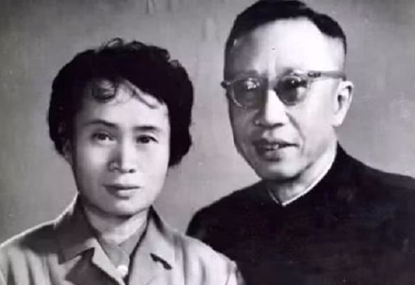 Phổ Nghi khi đó còn nhỏ tuổi, ngồi trên ngai vàng, được bá quan văn võ trong triều hành lễ, hô to "Vạn tuế". Lúc đó, tân vương của nhà Thanh sợ hãi và khóc lớn. Thậm chí, ông hoàng này còn nói với cha - Thuần Thân vương Tải Phong rằng không muốn ngồi trên này và muốn về nhà.