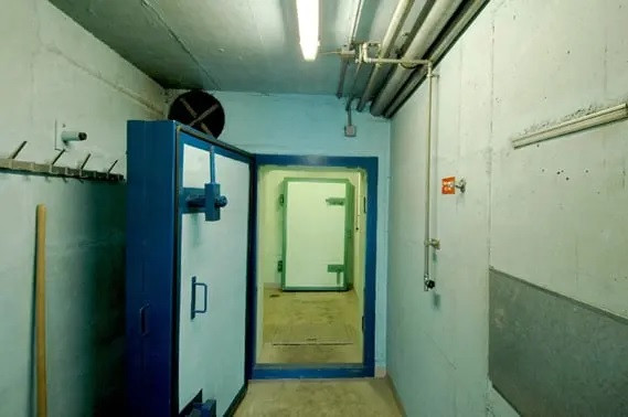 Đến nay, Thụy Sĩ là quốc gia duy nhất trên thế giới có hệ thống hầm trú ẩn có khả năng chống bom hạt nhân đủ sức chứa toàn bộ người dân mặc dù có thể họ không bao giờ phải dùng đến.