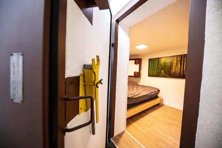 Theo thống kê, vào năm 2006, Thụy Sĩ có 300.000 hầm trú ẩn chống được bom hạt nhân được xây dựng trong các tòa chung cư, trụ sở công quyền và bệnh viện. Ngoài ra, Thụy Sĩ có 5.100 hầm trú ẩn công cộng.