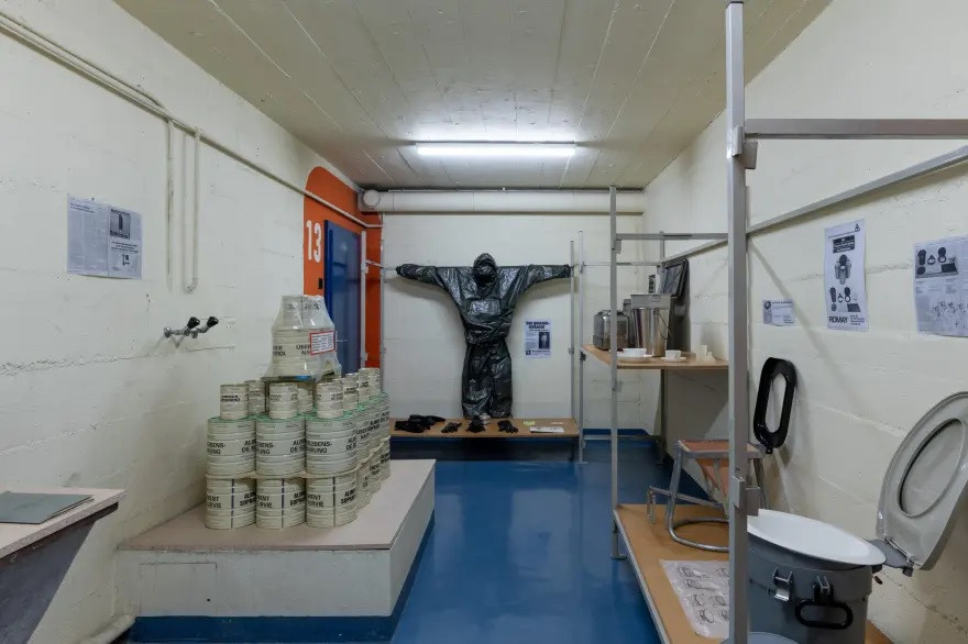 Điều 45 và 46 của Luật Bảo vệ dân sự Liên bang Thụy Sĩ quy định: “Mọi người dân phải có một nơi an toàn có thể di chuyển tới đó một cách nhanh chóng từ nơi ở” và “những chủ sở hữu chung cư cần xây dựng và tu bổ những nơi trú ẩn cho tất cả những người sinh sống mới chuyển đến”.