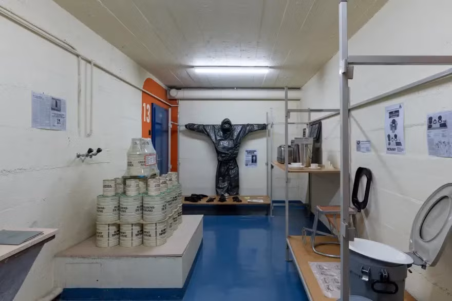 Điều 45 và 46 của Luật Bảo vệ dân sự Liên bang Thụy Sĩ quy định: “Mọi người dân phải có một nơi an toàn có thể di chuyển tới đó một cách nhanh chóng từ nơi ở” và “những chủ sở hữu chung cư cần xây dựng và tu bổ những nơi trú ẩn cho tất cả những người sinh sống mới chuyển đến”.