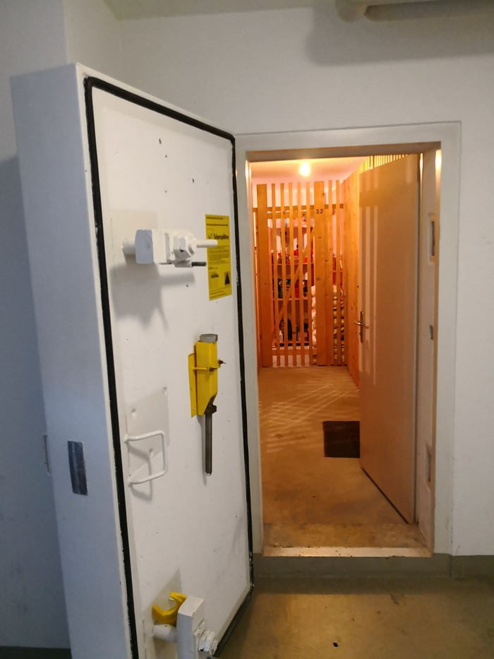 Hệ thống hầm trú ẩn của Thụy Sĩ được xây dựng với cánh cửa bọc thép dày tới 20 cm và hệ thống thông hơi có khả năng lọc chống khí gas. Nơi đây trở thành những ngôi nhà tạm thời của người dân trong trường hợp khẩn cấp, chiến tranh thông thường hay chiến tranh hạt nhân.