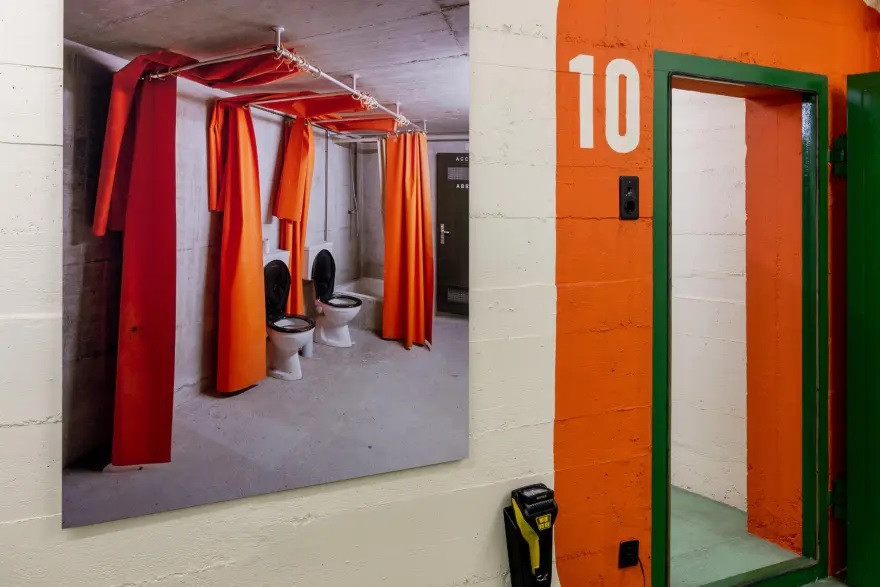 Theo đó, tất cả các tòa nhà chung cư ở Thụy Sĩ đều phải có hệ thống hầm trú ẩn phòng trường hợp xảy ra chiến tranh, thiên tai, đặc biệt là khả năng chống chiến tranh hạt nhân.