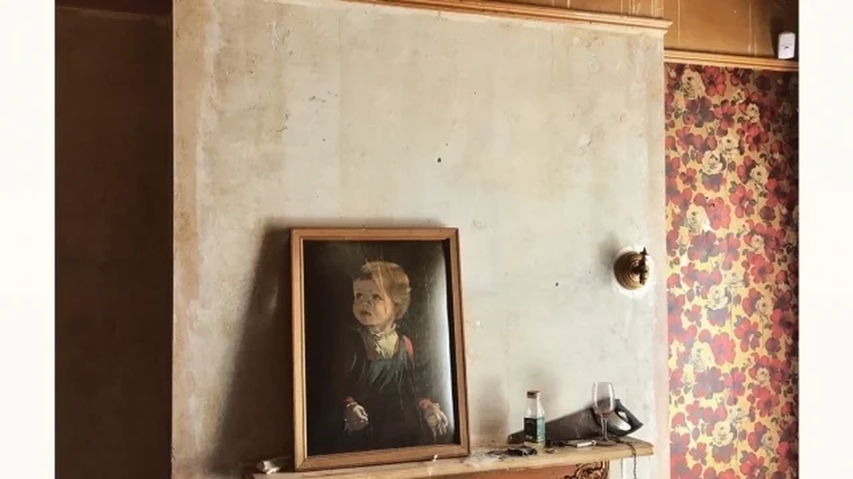 Trong khi đó, một số người cho rằng, họa sĩ Bruno có thể đã "ký hợp đồng" với quỷ Sa tăng giúp ông trở nên nổi tiếng với loạt tranh "Cậu bé khóc". Đổi lại, những nơi treo bức tranh của ông sẽ xảy ra hỏa hoạn do quỷ Sa tăng gây ra.