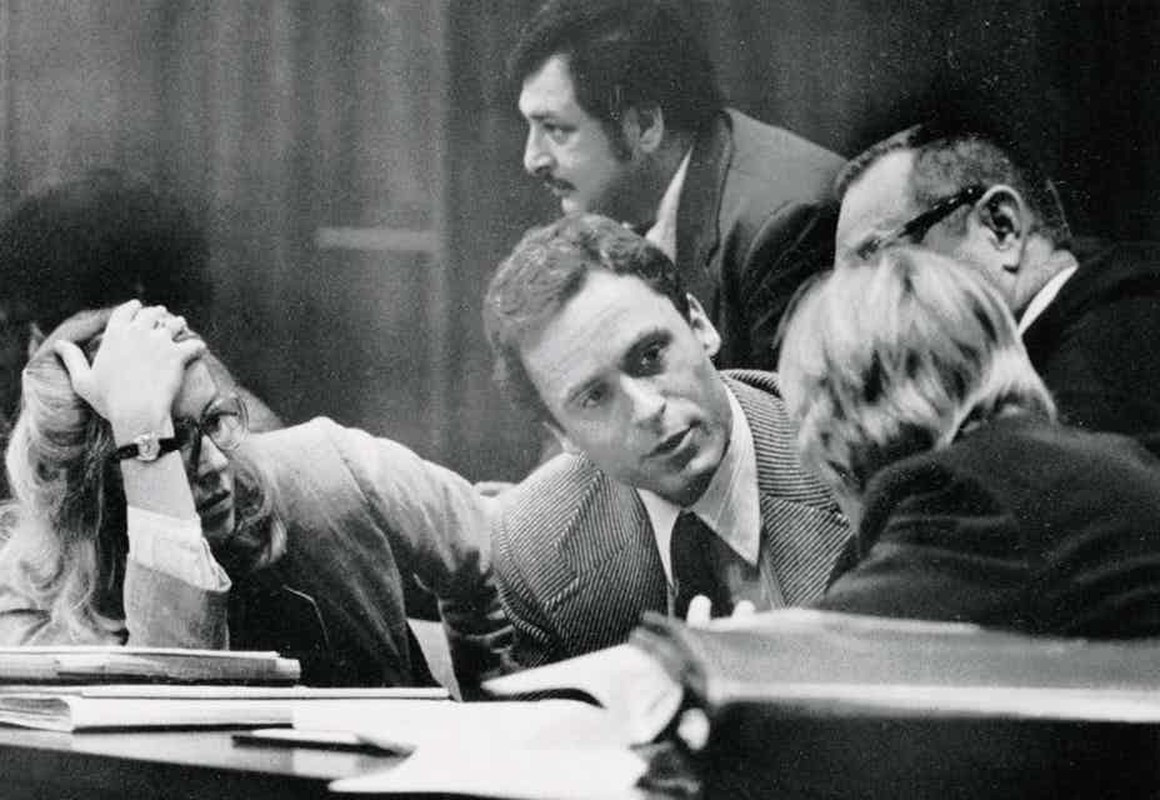Kẻ giết người hàng loạt Ted Bundy là con ngoài giá thú. Ngay từ khi sinh ra, gã đã không có cha. Vậy nên, 2 mẹ con Ted bị gia đình coi là nỗi ô nhục của dòng họ. Vì không muốn bị mọi người đàm tiếu, ông bà ngoại đã nuôi gã như con trai ruột.