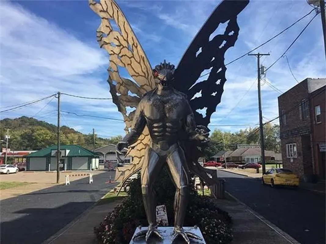 Đa số các nhân chứng ám ảnh với đôi mắt đỏ rực của Mothman. Thậm chí, họ cho rằng ánh mắt đỏ rực đó giống như ngọn lửa đến từ địa ngục.