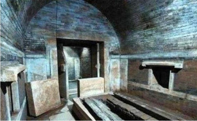 Thêm nữa, Lý Liên Anh được chôn cất cùng nhiều đồ tùy táng giá trị bao gồm: nhẫn ngọc phỉ thúy, thanh đoản đao nạm ngọc có niên đại từ thời nhà Hán, vòng tay nam ngọc thời nhà Tống...