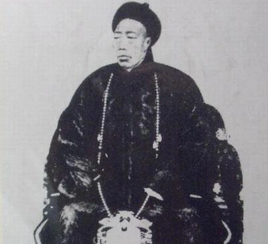 Nhờ được Từ Hy Thái hậu "che chở", Lý Liên Anh thâu tóm quyền lực, kết bè phái và gây ra không ít "sóng gió" trong hậu cung cũng như triều đình. Không ít người hối lộ thái giám này để y nói những lời tốt đẹp trước mặt Từ Hy Thái hậu. Qua đó, họ sẽ có tiền đồ rộng mở.