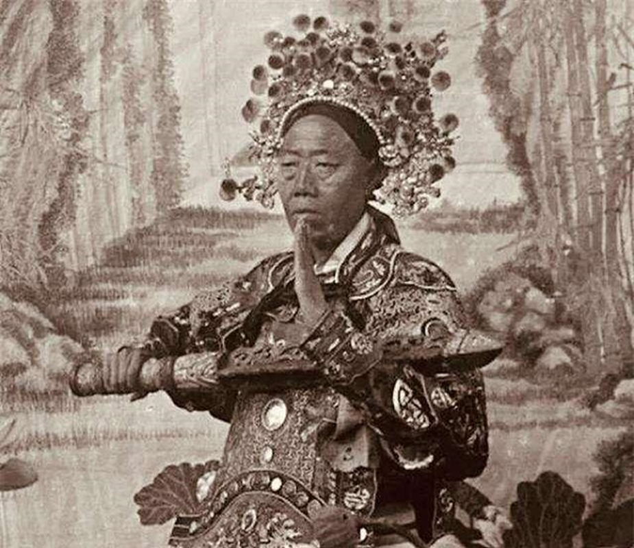 Tuy nhiên, sau khi Từ Hy Thái hậu qua đời, Lý Liên Anh xin cáo lão về quê nhằm bảo toàn tính mạng. Sở dĩ hoạn quan này làm như vậy vì biết rằng khi Từ Hy Thái hậu còn sống, gã đã gây thù chuốc oán với nhiều người. Để có thể thuận lợi rời cung và tránh bị trả thù, gã trao lại cho hoàng thất nhà Thanh toàn bộ số của cải tích cóp được trong những năm qua.