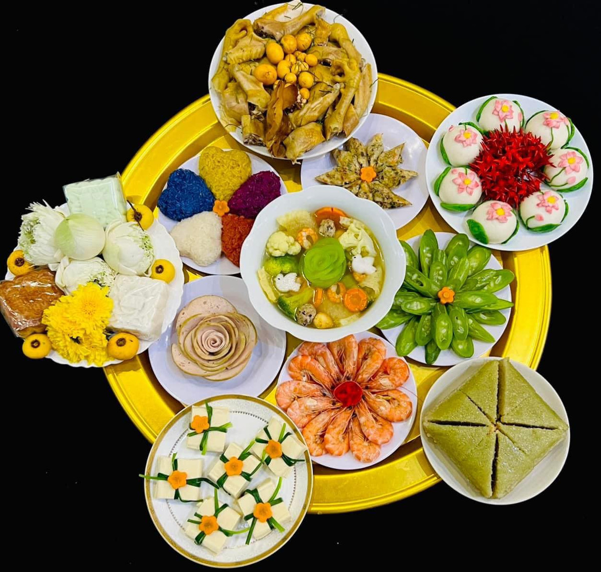 Tiếp đến, các gia đình thực hiện lễ cúng gia tiên. Cỗ cúng gia tiên có thể gồm cơm chay hoặc mặn. Mâm cúng cần chuẩn bị tươm tất nhằm thể hiện sự kính trọng đối với thần linh và tổ tiên đã khuất. Ảnh: Vietnamnet.