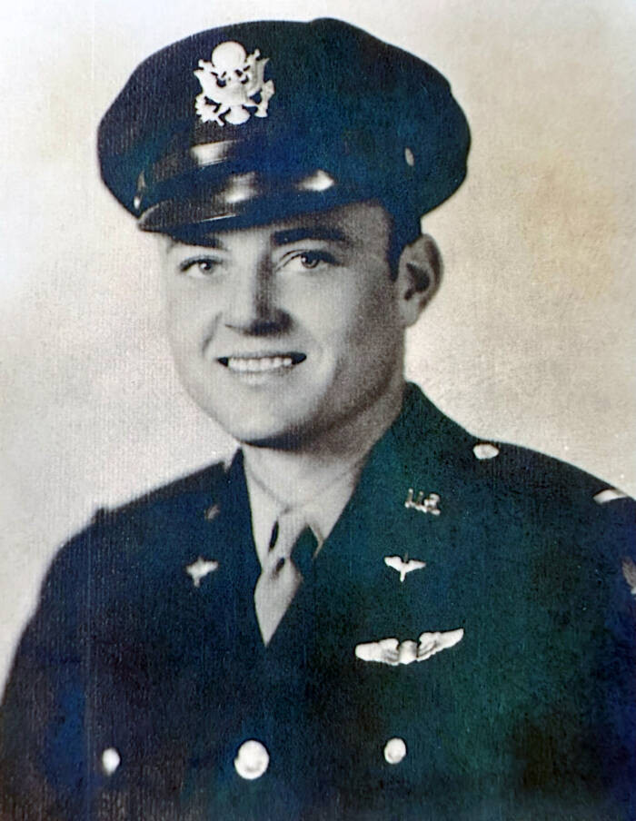 Trong tình huống nguy hiểm đó, Trung úy John Fisher đã đẩy cơ phó ra khỏi buồng lái để "bạn đồng hành" nhảy dù xuống đất an toàn. Về phần mình, phi công John đã ở lại "Pháo đài bay".