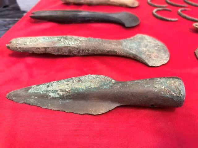 Giả thuyết thứ hai cho rằng người xưa chọn nơi này để cất giữ của cải tích cóp được. Trong khi đó, giả thuyết cuối cùng là người xưa cất giấu kho báu quý giá để chúng không rơi vào tay kẻ thù khi xảy ra xung đột, chiến tranh...