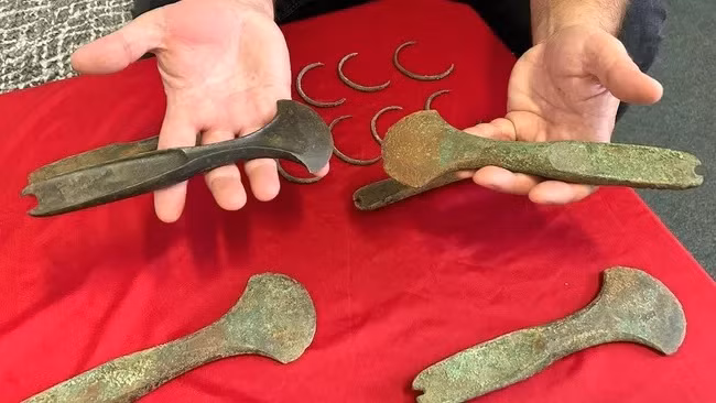 Kho báu gồm một số hiện vật bằng đồng, trong đó có 8 chiếc vòng tay, 2 chiếc ghim, 8 chiếc rìu, một mũi giáo. Các chuyên gia ước tính, hầu hết cổ vật được tìm thấy bằng máy dò kim loại có niên đại vào khoảng năm 1600 trước Công nguyên. Họ chưa thể lý giải vì sao người xưa chôn giấu kho báu giá trị này.