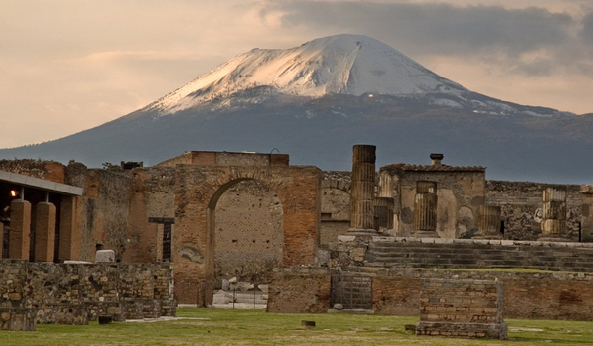 Tuy nhiên, vụ phun trào núi lửa Vesuvius năm 79 sau Công nguyên đã chôn vùi thành phố Pompeii. Theo các chuyên gia, một hoặc nhiều trận động đất xảy ra cùng lúc với vụ phun trào núi lửa đã góp phần khiến các tòa nhà sụp đổ và gây ra cái chết cho hàng ngàn người dân ở Pompeii.