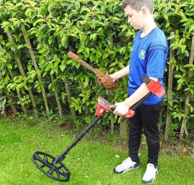 Không giống như nhiều bạn bè đồng trang lứa thích chơi bóng đá hay chơi điện tử, Fionntan thích săn tìm kho báu tại khu vực gần nhà.