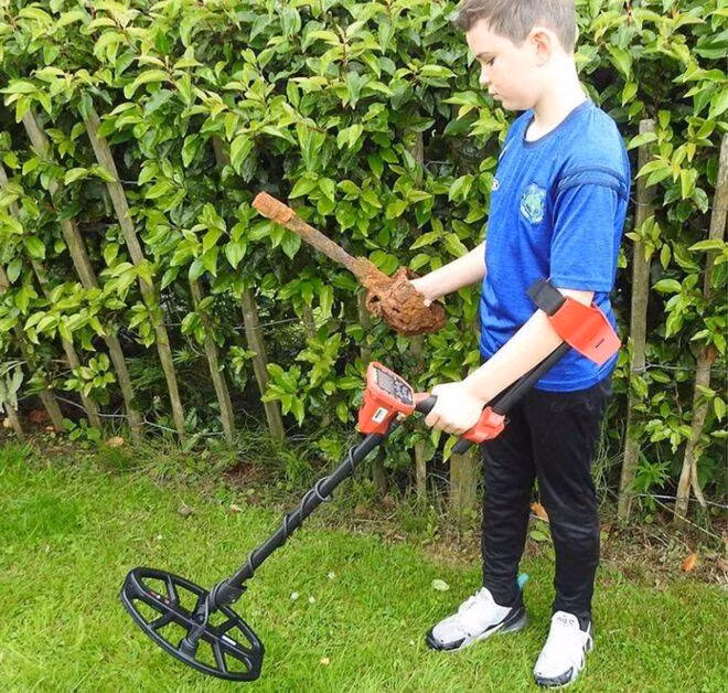 Không giống như nhiều bạn bè đồng trang lứa thích chơi bóng đá hay chơi điện tử, Fionntan thích săn tìm kho báu tại khu vực gần nhà.