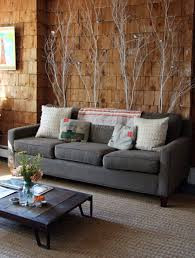 Nhiều gia đình thích đặt các chậu cây như cây kim tiền, cây kim ngân... trong phòng khách. Chúng không chỉ giúp thanh lọc không khí, tô điểm thêm không gian sống mà còn được cho mang đến nhiều may mắn, sức khỏe, tài lộc và hạnh phúc ấm no cho gia đình.