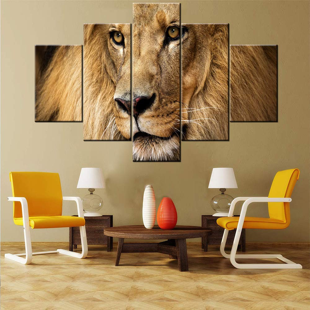 Treo tranh động vật hung dữ. Một số gia đình thích treo tranh trong phòng khách. Tuy nhiên, không phải loại tranh nào cũng phù hợp để treo trên tường phong khách. Tranh vẽ hổ, đại bàng hoặc một số động vật hung dữ được các gia chủ lựa chọn bày trí trong phòng khách như một cách thể hiện sự mạnh mẽ, quyết đoán và uy lực.