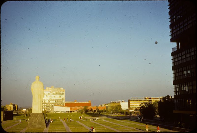 Nhiều người dân đi dạo, trò chuyện tại khu vực đặt tượng của Miguel Aleman ở Mexico những năm 1950.