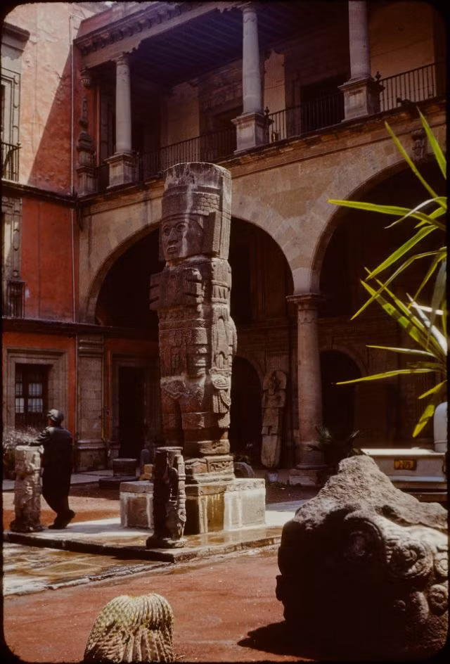 Một người đàn ông ngắm nhìn vẻ đẹp cổ kính của một công trình ở Mexico.