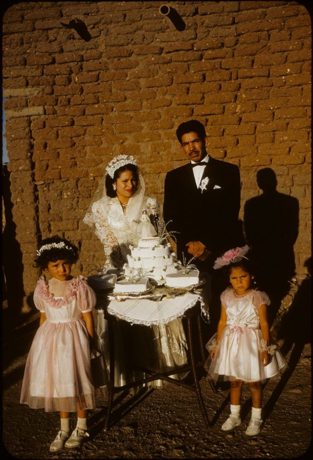 Cặp đôi tổ chức lễ cưới ở Mexico đầu những năm 1950.