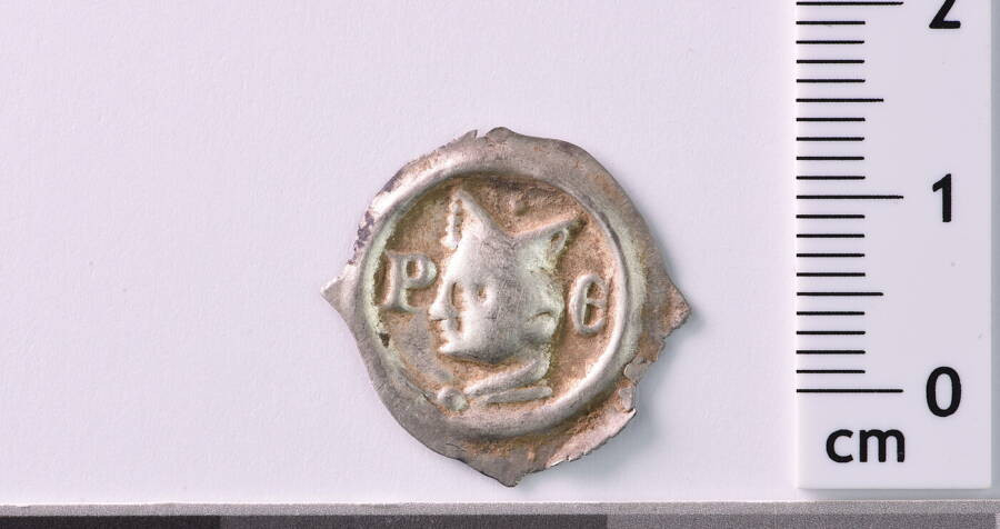 Vào thời điểm số tiền xu trên được đúc, chúng có thể mua được khoảng 150 con cừu. Đây là một số tiền khá lớn. Ngày nay, kho báu này không chỉ có giá trị cao mà còn có giá trị lịch sử.