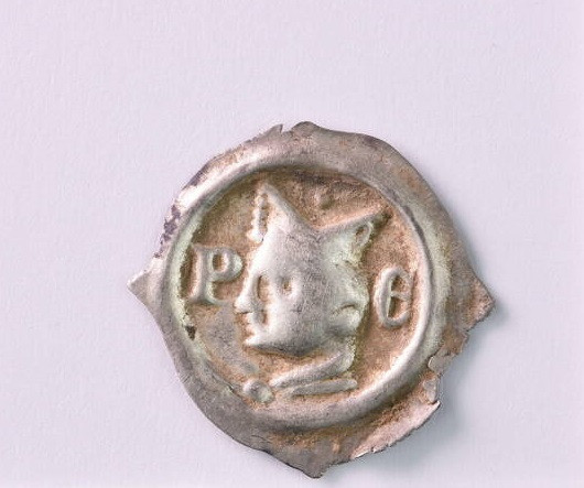 Kho báu gồm hơn 1.500 đồng bạc. Theo kết quả xác định niên đại, các chuyên gia nhận định những đồng xu mới tìm thấy có từ thời Trung cổ.