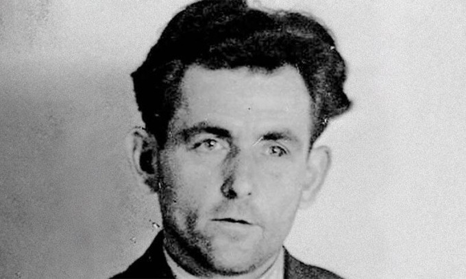 Người thực hiện vụ ám sát đó là Johann Georg Elser (trong ảnh). Sinh năm 1903 tại Hermaringen, bang Baden-Wurttemberg, Đức, Johann là con trai của Ludwig Elser và Maria Muller. Với đôi tay khéo léo, ông bắt đầu phụ giúp cha tại xưởng mộc từ khi 14 tuổi.