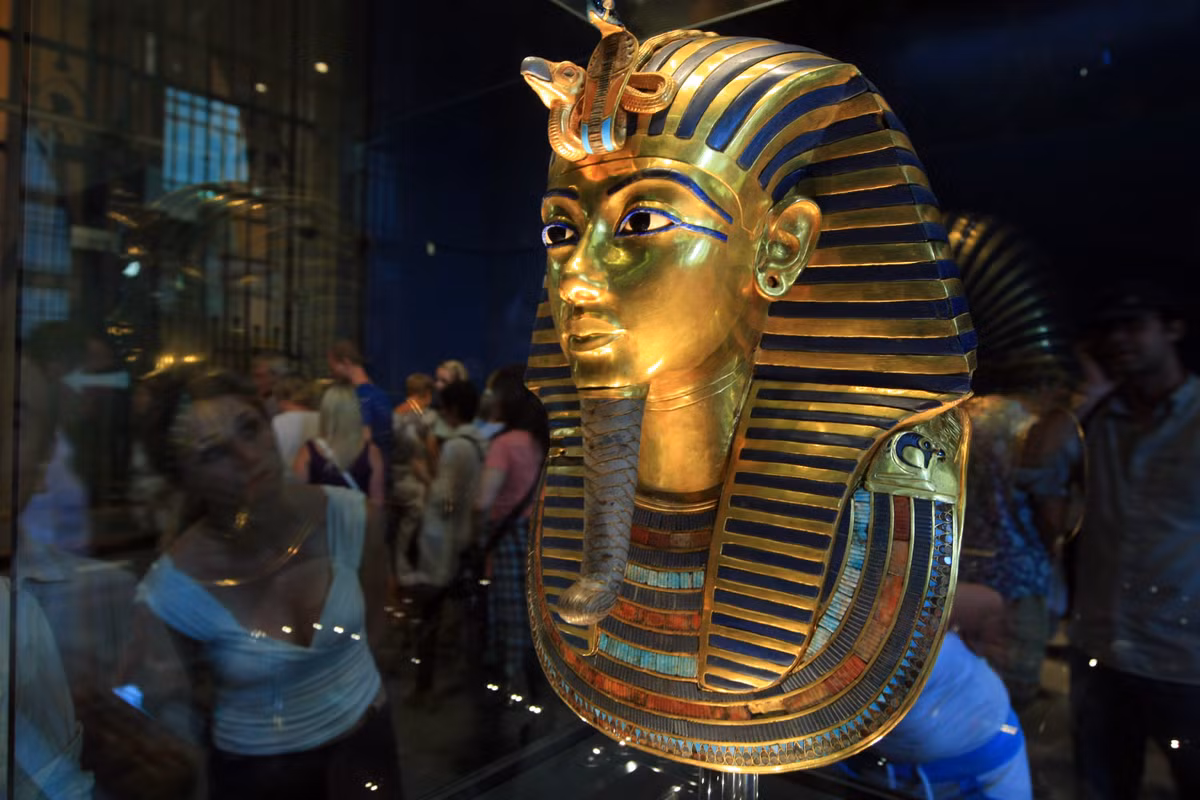 Trong đó, khi mở nắp quan tài, các chuyên gia phát hiện trên cổ của xác ướp pharaoh Tutankhamun có đeo một vòng hoa.