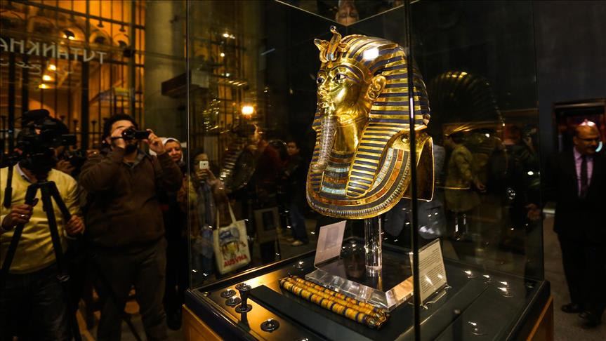 Pharaoh Tutankhamun sinh vào khoảng năm 1305 trước Công nguyên. Ông lên ngôi báu khi 9 hoặc 10 tuổi và trị vì Ai Cập trong 10 năm.