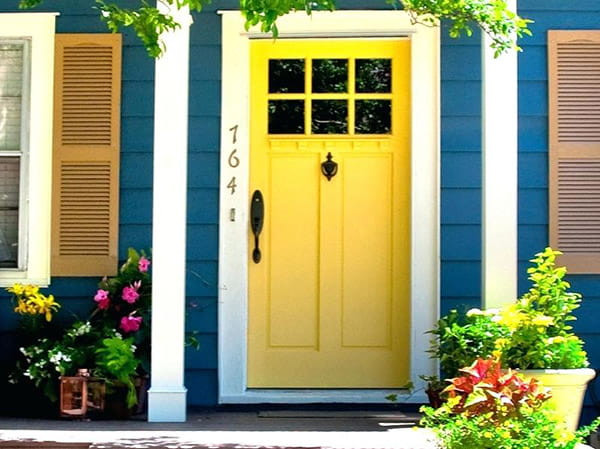 Đặt cây phong thủy ở khu vực cửa chính. Theo chuyên gia phong thủy, khu vực cửa chính là một trong những nơi quan trọng trong căn nhà. Việc bố trí cây xanh tại khu vực này sẽ giúp gia chủ đón tài lộc, thịnh vượng và may mắn. Khi bố trí cây xanh đặt trước cửa chính, gia chủ hãy chú ý đến chết liệu của cửa.