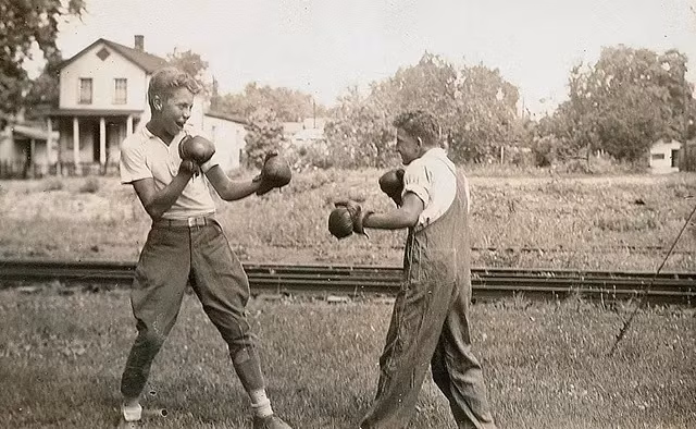 Hai thiếu niên Mỹ tập boxing tại khu vực gần đường tàu.