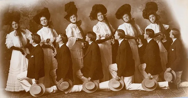 Một nhóm phụ nữ được các chàng trai cầu hôn.