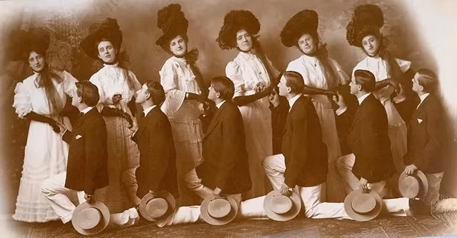 Một nhóm phụ nữ được các chàng trai cầu hôn.