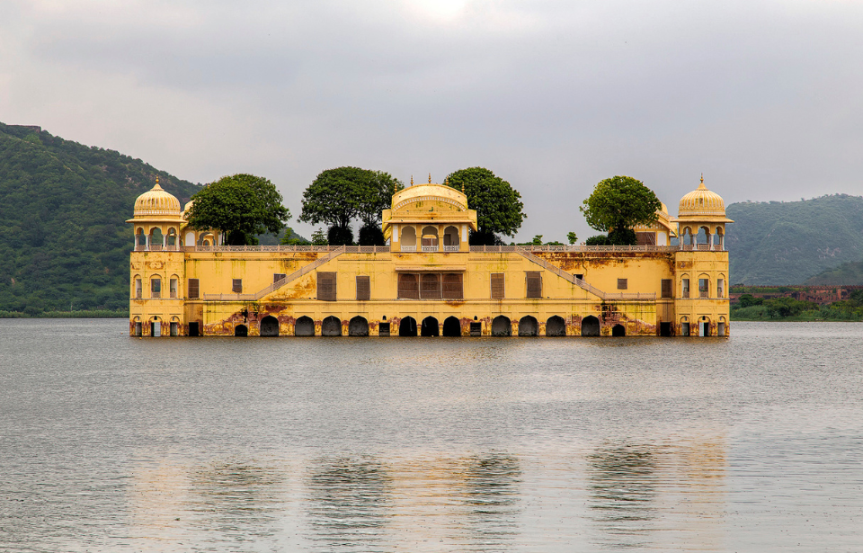 Cung điện Jal Mahal gồm 5 tầng nhưng 4 tầng của công trình nằm hoàn toàn dưới nước. Chỉ một tầng nổi trên mặt nước, có thể được mọi người nhìn thấy.