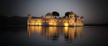 Cung điện Jal Mahal đẹp lộng lẫy, ấn tượng hơn khi màn đêm buông xuống. Toàn bộ công trình được thắp sáng trông giống như một viên ngọc nằm trong thung lũng Aravali đẹp như tranh vẽ.