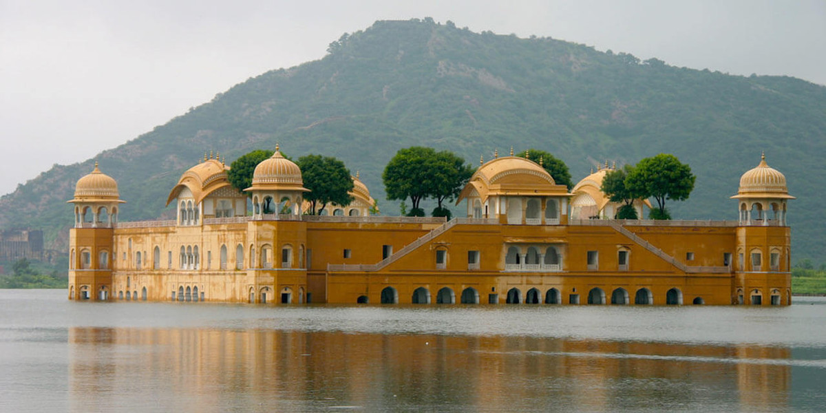 Tên gọi Jal Mahal của cung điện nổi tiếng Ấn Độ có nghĩa là “cung điện nước”. Toàn bộ cung điện được xây dựng đá sa thạch đỏ có nguồn gốc từ Jaipur.