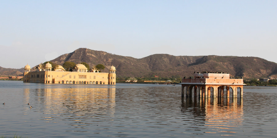 Bên trong cung điện Jal Mahal được bảo quản khá tốt với những bức tranh vẽ tinh xảo, cầu thang, mái vòm và tòa tháp hình bát giác ở mỗi góc công trình được thiết kế ấn tượng.