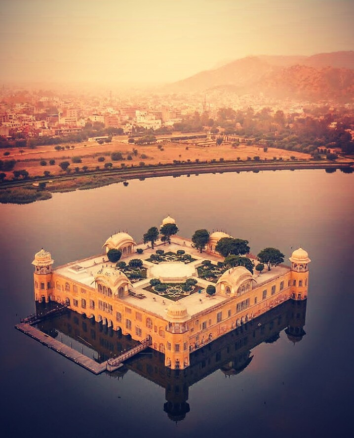 Trong những năm qua, cung điện Jal Mahal là một trong những địa điểm du lịch nổi tiếng nhất Ấn Độ. Nhiều người ghé thăm nơi này và thích thú ngắm nhìn hình ảnh phản chiếu tuyệt đẹp của cung điện khi soi bóng xuống mặt hồ Man Sagar tĩnh lặng.