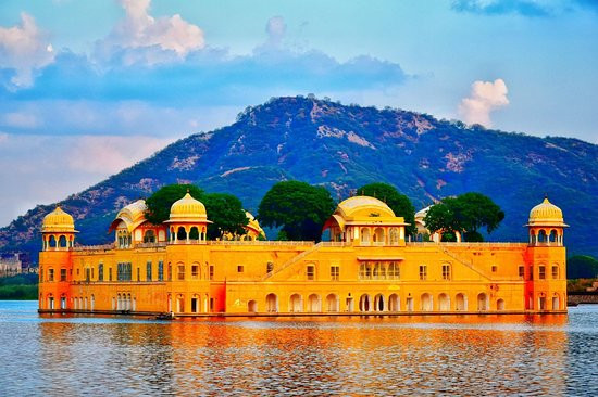 Được nhà vua Sawai Pratap Singh cho xây dựng từ năm 1778 - 1803, cung điện Jal Mahal nằm ở giữa hồ Man Sagar, Jaipur, Rajasthan, Ấn Độ. Xung quanh hồ là những ngọn đồi Nahargarh tạo nên cảnh quan ngoạn mục.