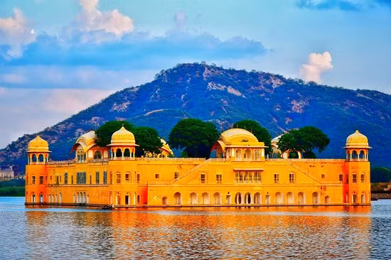 Được nhà vua Sawai Pratap Singh cho xây dựng từ năm 1778 - 1803, cung điện Jal Mahal nằm ở giữa hồ Man Sagar, Jaipur, Rajasthan, Ấn Độ. Xung quanh hồ là những ngọn đồi Nahargarh tạo nên cảnh quan ngoạn mục.