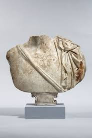 Một số bức tượng La Mã bị cố tình phá hoại, khiến chúng mất phần đầu một cách có chủ ý. Kenneth cho hay, một số bức tượng La Mã có giá trị lớn trên thị trường cổ vật.