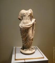 Theo giáo sư Rachel, lý do đầu tiên và đơn giản nhất khiến nhiều bức tượng mất đầu là do cổ - vốn là một điểm yếu tự nhiên trên cơ thể người. Khi một bức tượng bị đổ trong quá trình trưng bày hoặc vận chuyển hay khi đổi chủ, phần cổ của bức tượng thường là nơi đầu tiên vỡ.