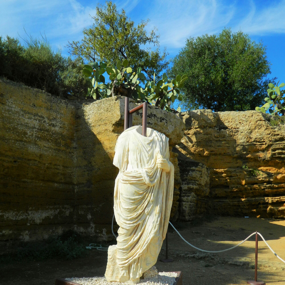 Theo giáo sư Rachel, hoàng đế La Mã khét tiếng Nero là một ví dụ điển hình cho điều này. Sau khi qua đời, nhiều bức chân dung và tượng của ông đã bị phá hỏng.