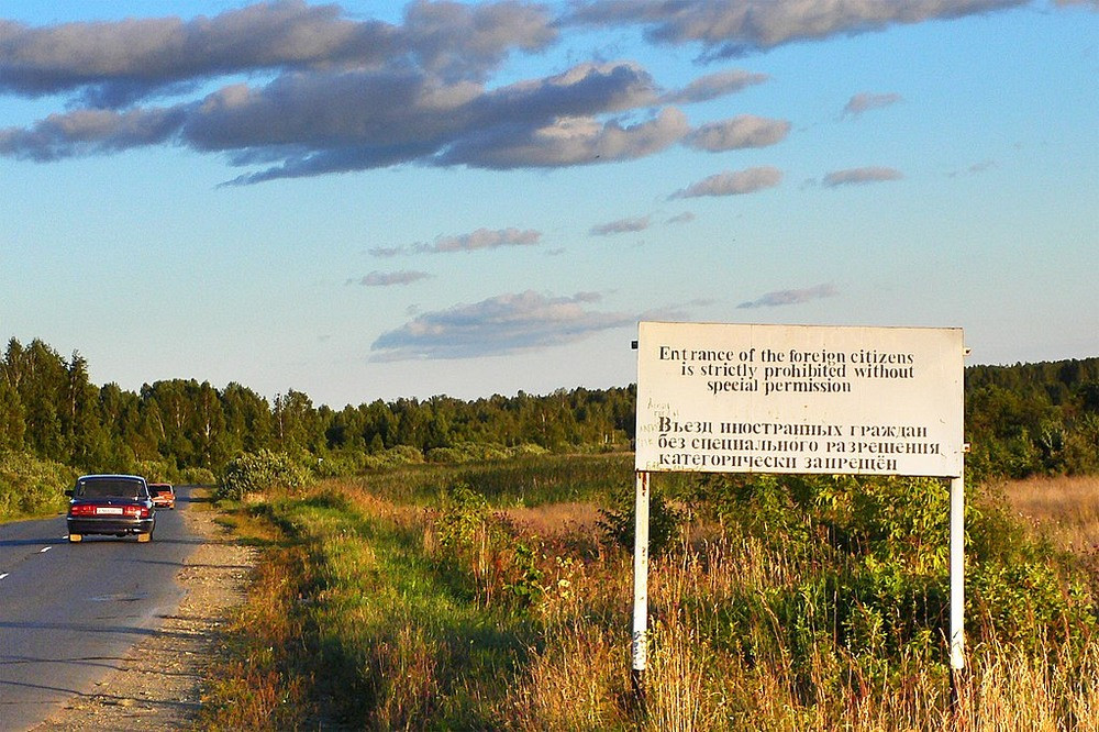 Đây là một trong những cơ sở hạt nhân lớn nhất của Liên Xô nằm gần thị trấn Kyshtym, quận Chelyabinsk tại dãy núi Nam Ural. Nhà máy này được xây dựng vào năm 1948 với mục tiêu cơ bản của nó là sản xuất plutonium để chế tạo vũ khí hạt nhân. Nhà máy Mayak khi đó có lò phản ứng hạt nhân lớn nhất của Liên Xô. Nơi đây trải dài trên diện tích hơn 90 km2 và được bao quanh bởi vùng cấm 250 km2. Sự tồn tại của nhà máy Mayak được Liên Xô giữ kín trong suốt nhiều năm