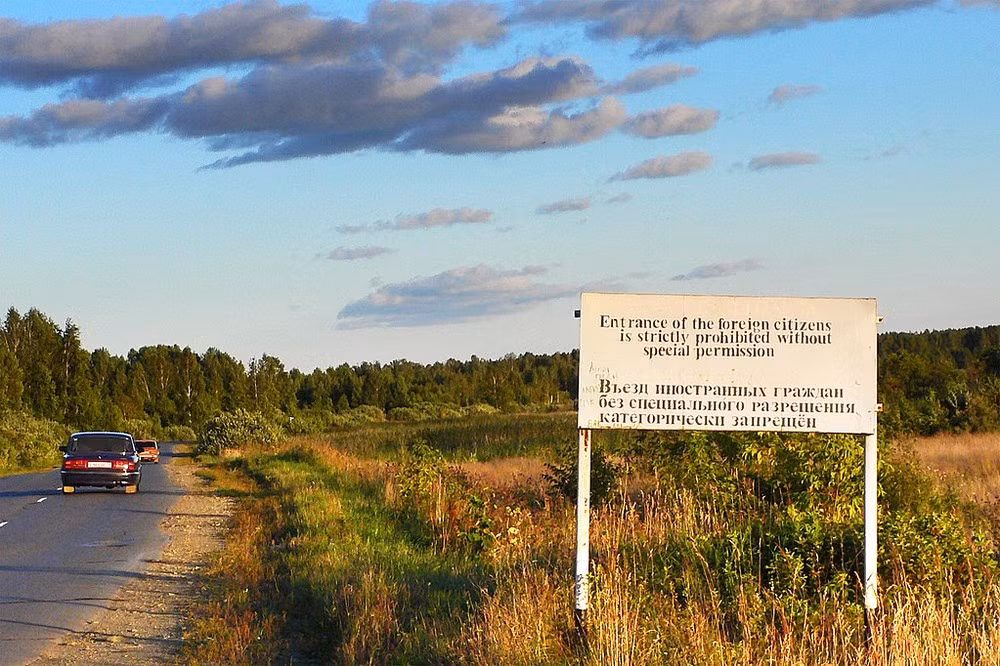 Đây là một trong những cơ sở hạt nhân lớn nhất của Liên Xô nằm gần thị trấn Kyshtym, quận Chelyabinsk tại dãy núi Nam Ural. Nhà máy này được xây dựng vào năm 1948 với mục tiêu cơ bản của nó là sản xuất plutonium để chế tạo vũ khí hạt nhân. Nhà máy Mayak khi đó có lò phản ứng hạt nhân lớn nhất của Liên Xô. Nơi đây trải dài trên diện tích hơn 90 km2 và được bao quanh bởi vùng cấm 250 km2. Sự tồn tại của nhà máy Mayak được Liên Xô giữ kín trong suốt nhiều năm